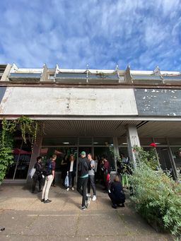 [Translate to english:] Teilnehmende der DSS beim Art Walk